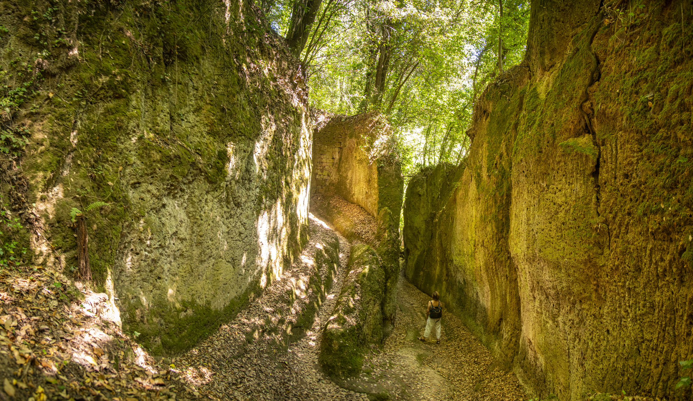 verruil de bergen eens voor de mysterieuze Etruskische wegen in Toscane. Tussen Pitigliano en Sovana vind je de Vie Cave: diep in de tufsteen uitgehakte wegen die meer dan tweeduizend jaar oud zijn en je terugvoeren in de tijd.