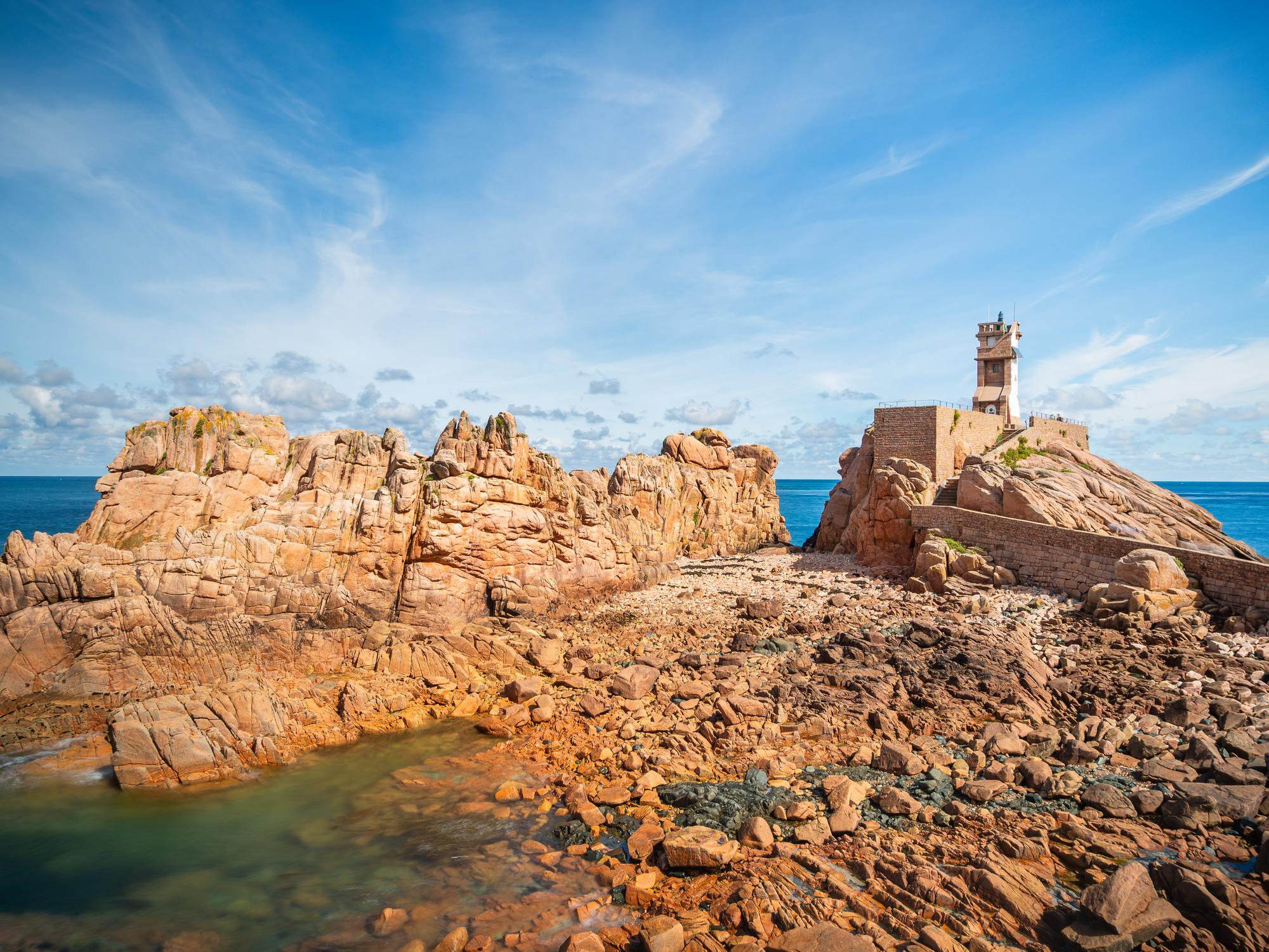Bréhat is uniek; dankzij de warme Golfstroom heerst hier een microklimaat waardoor exotische planten als mimosa, eucalyptus en palmbomen bloeien te midden van het Bretonse roze graniet. 