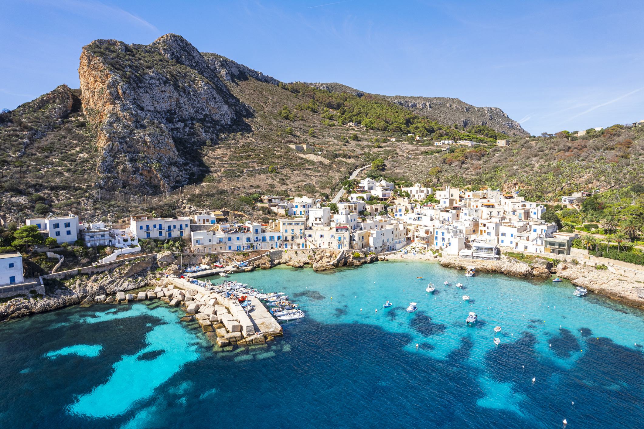Aan de westkust van Sicilië liggen de Egadische eilanden: Favignana, Levanzo en Marettimo. 