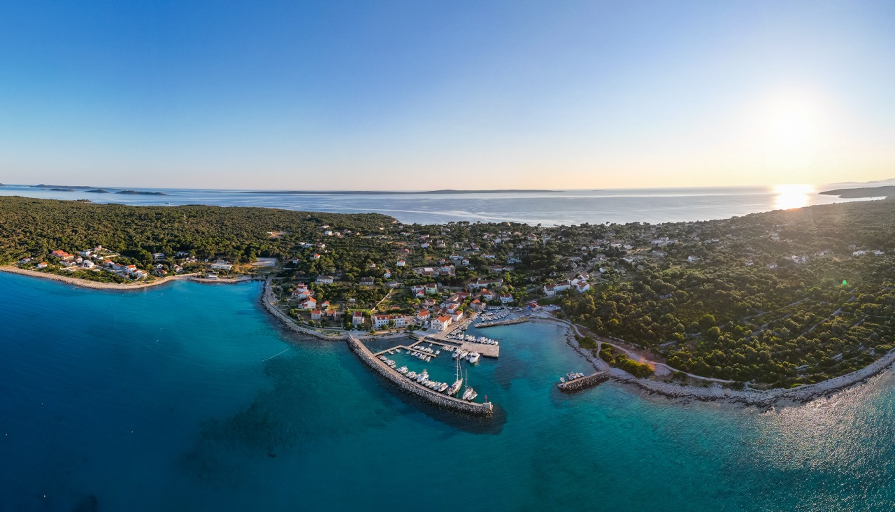 Silba is een van de weinige volledig autovrije eilanden in Kroatië. Zelfs fietsen zijn er in het hoogseizoen verboden. Hier bepaalt het ritme van de voetstap de dag. Het is een eiland van kapiteinswoningen en verborgen tuinen.