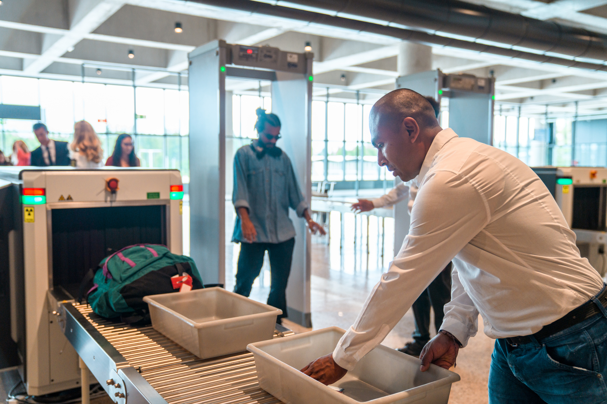 De beste manier om zonder oponthoud door de bagage controle te rollen, is door je speelkaarten, je dikke pocketboek of die blokken kaas simpelweg hetzelfde te behandelen als je laptop. Haal ze uit je tas en leg ze los in de bak. Hierdoor kan de scanner een kristalhelder beeld maken van het object zonder dat het andere spullen in je tas maskeert. 