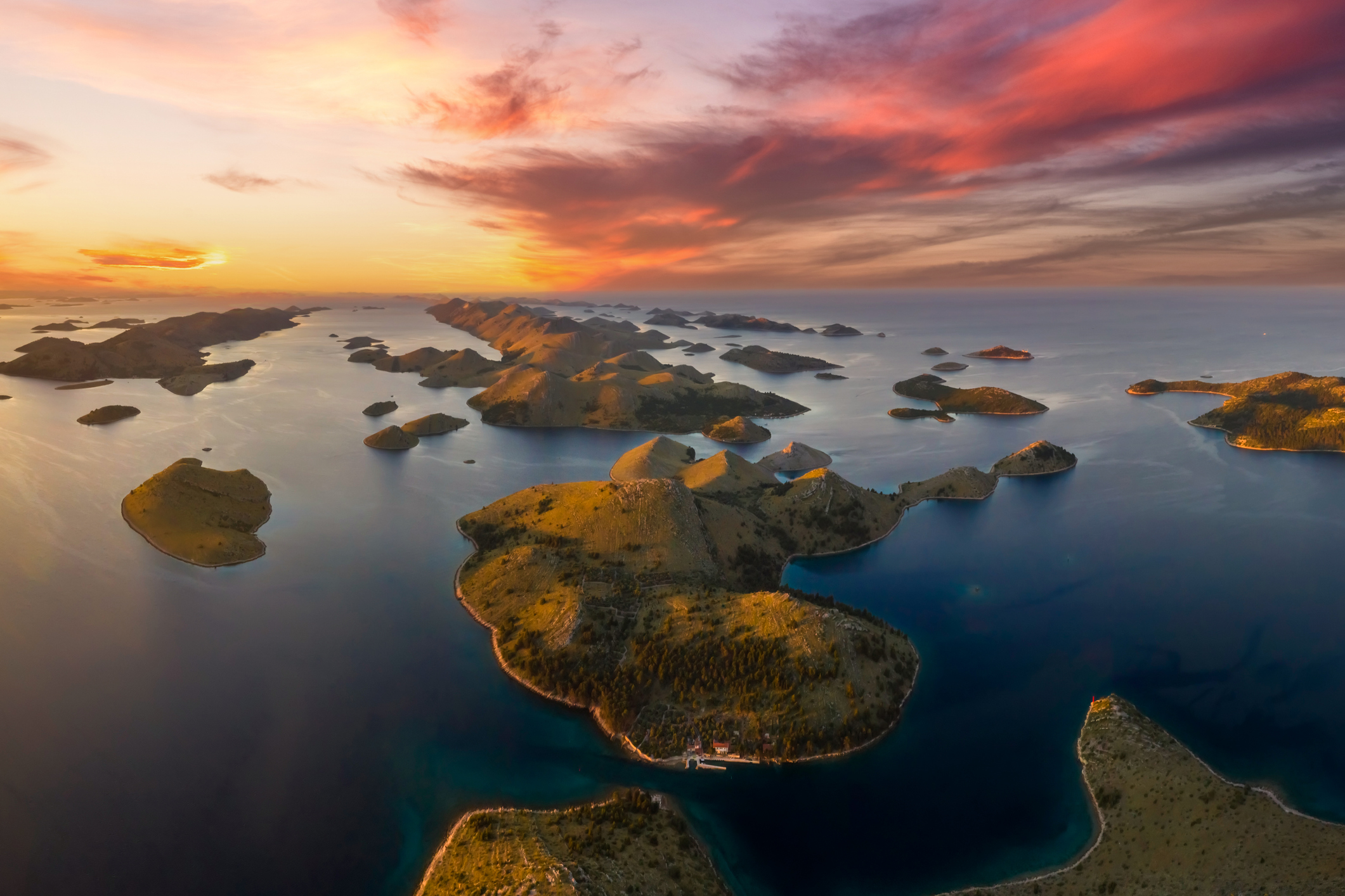 De Kornati-archipel van 89 eilanden en klippen is een nationaal park en ziet eruit als een maanlandschap in een turquoise zee. 