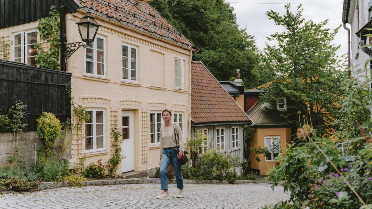 Vrouw wandelt door Damstredet in St. Hanshaugen district, Oslo, Noorwegen