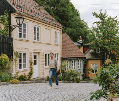 Vrouw wandelt door Damstredet in St. Hanshaugen district, Oslo, Noorwegen