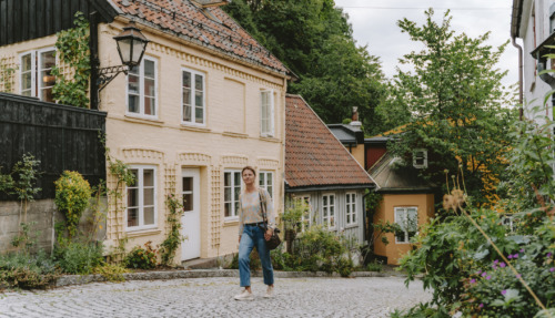 Vrouw wandelt door Damstredet in St. Hanshaugen district, Oslo, Noorwegen