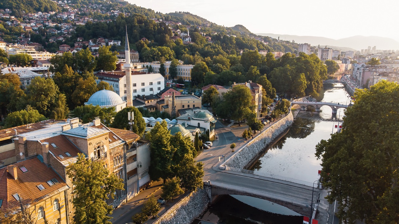 In hoofdstad Sarajevo vloeien Oost en West naadloos in elkaar over. Wandel door de geplaveide straatjes van de Ottomaanse wijk Bašaršija en begeef je een paar stappen verder tussen statige architectuur uit de Oostenrijks-Hongaarse tijd. 
