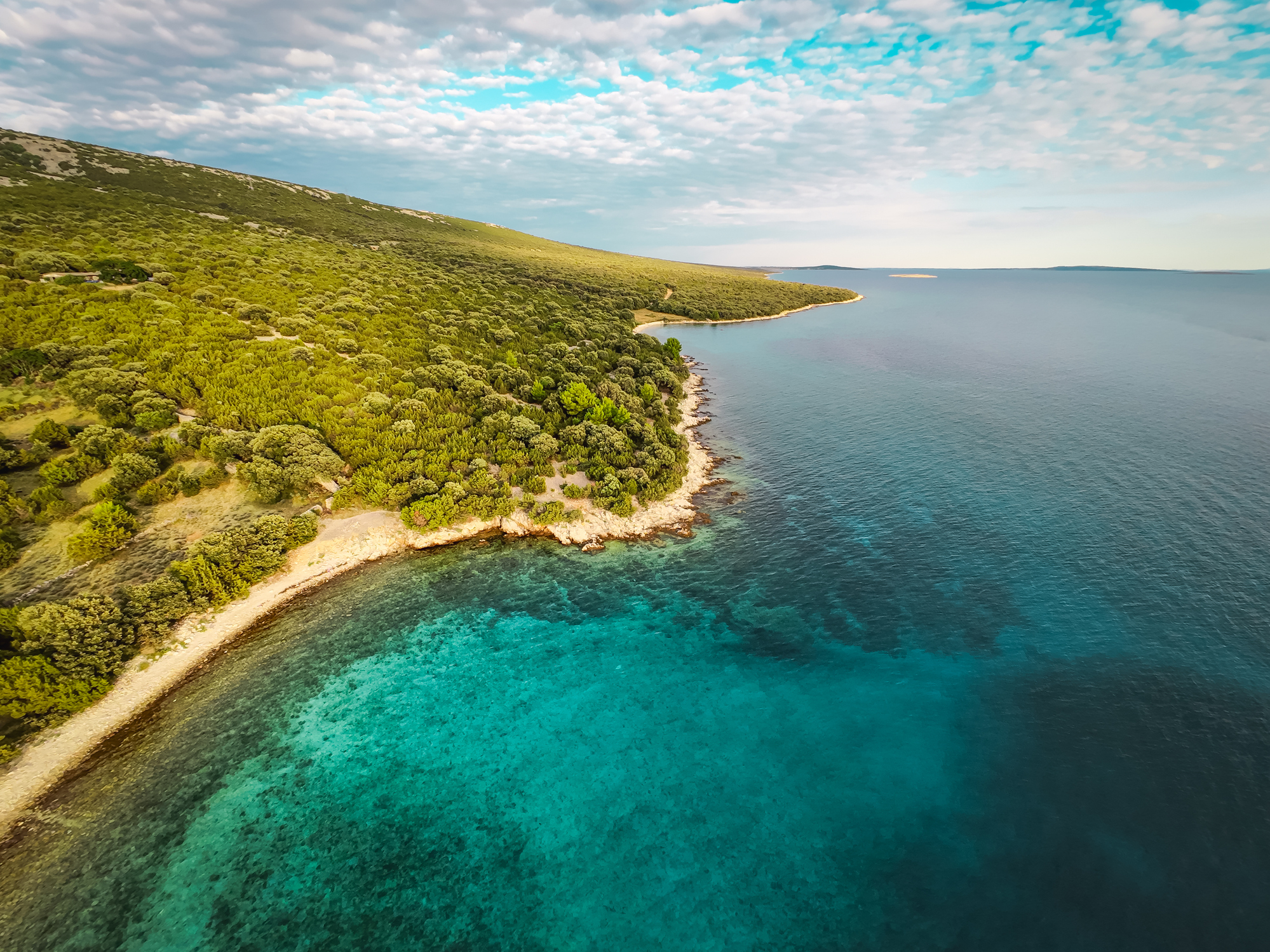 Pag lijkt door de harde bora-wind meer op de maan dan op een eiland. Het is wereldberoemd om de Paški sir (schapenkaas) en de kantklostraditie die op de Werelderfgoedlijst van Unesco staat. 
