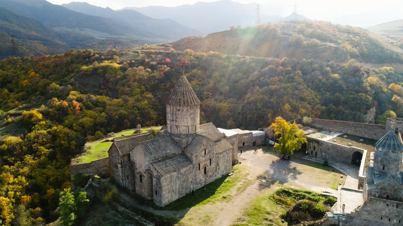 neem de Wings of Tatev, de langste non-stop dubbele kabelbaan ter wereld, naar het Tatev-klooster in Armenië, een van de minst bezochte landen van Europa