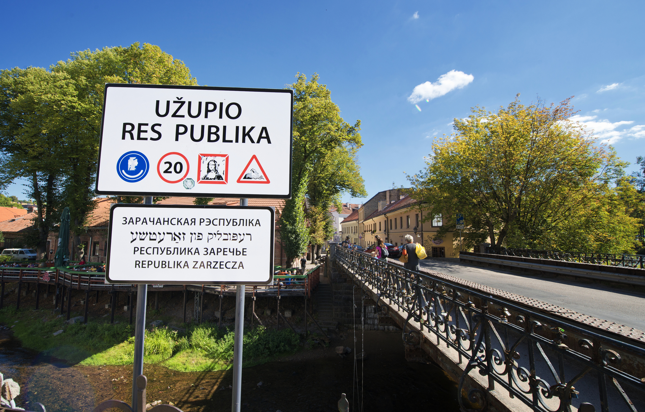 In de jaren negentig was de wijk Uzupis in Vilnius een vervallen, rauwe buurt waar kunstenaars hun intrek namen. Op 1 april 1997 besloot deze creatieve gemeenschap dat ze hun eigen regels wilden en riepen ze officieel de onafhankelijkheid uit. 