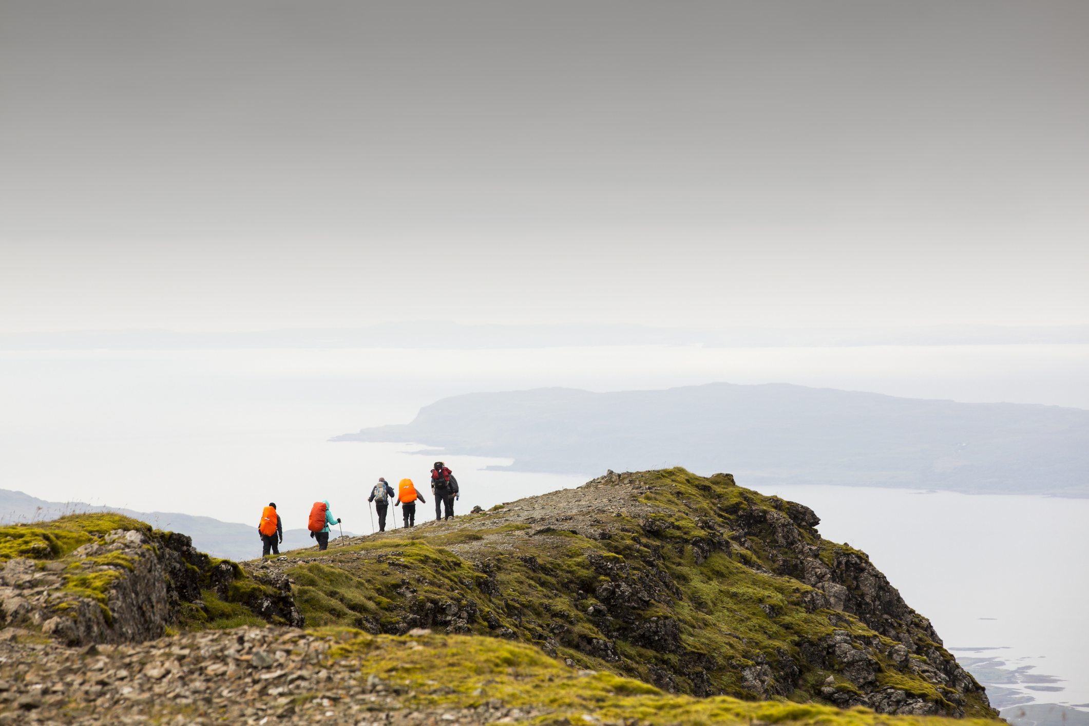 Mull is het eiland van de contrasten, met het kleurrijke havenplaatsje Tobermory als vrolijk middelpunt. Het is een van de beste plekken in Europa om de majestueuze zeearend en otters te spotten. Vlak voor de kust ligt het heilige eiland Iona, de bakermat van het christendom in Schotland. 