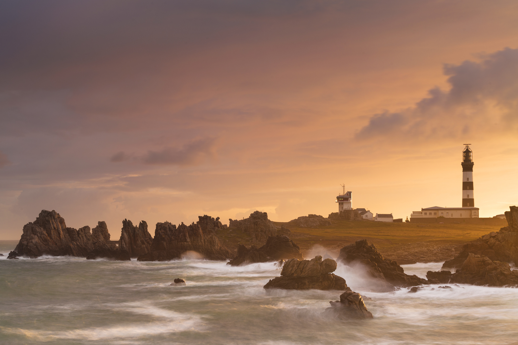 Ouessant is het meest westelijke puntje van Frankrijk. Het eiland heeft een rauw, bijna Schots karakter. Hier staan de krachtigste vuurtorens van Europa, zoals de iconische rood-wit gestreepte Phare du Créac'h. 