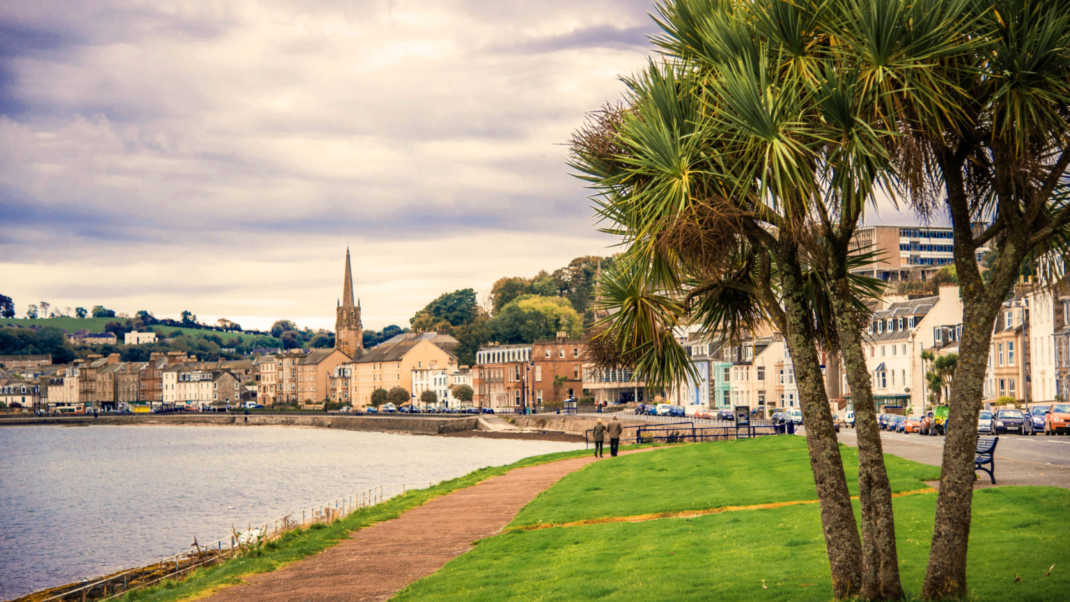 Verderop in de Firth ligt Bute, een eiland dat in de negentiende eeuw het summum van vakantie vieren was. De hoofdstad Rothesay ademt nog de sfeer van oude badplaatsen, compleet met een kasteelruïne midden in de stad. 