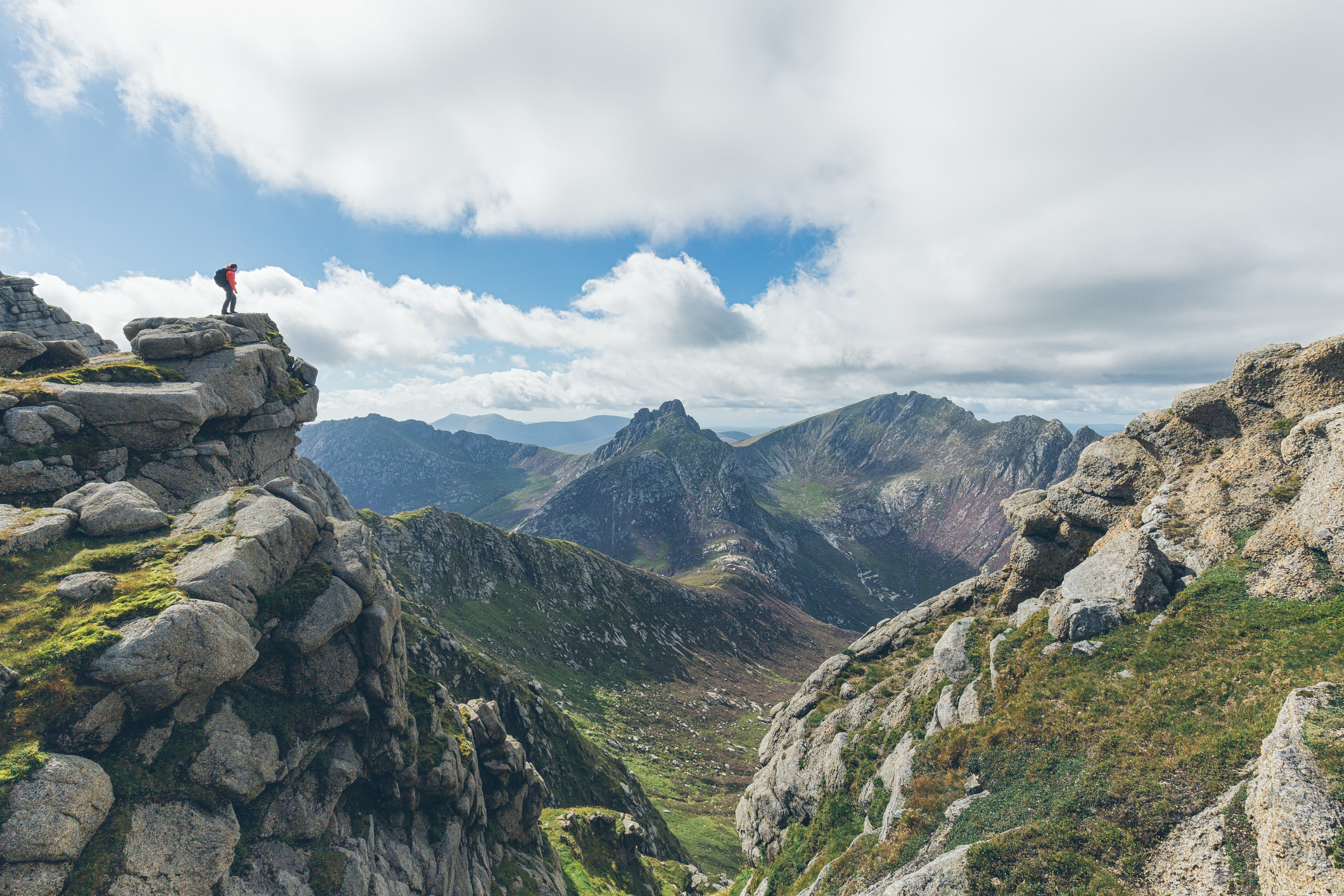 Arran wordt vaak 'Schotland in het klein' genoemd. De Highland Boundary Fault loopt dwars over het eiland, waardoor het noorden ruig en bergachtig is (Highlands) en het zuiden groen en glooiend (Lowlands). 