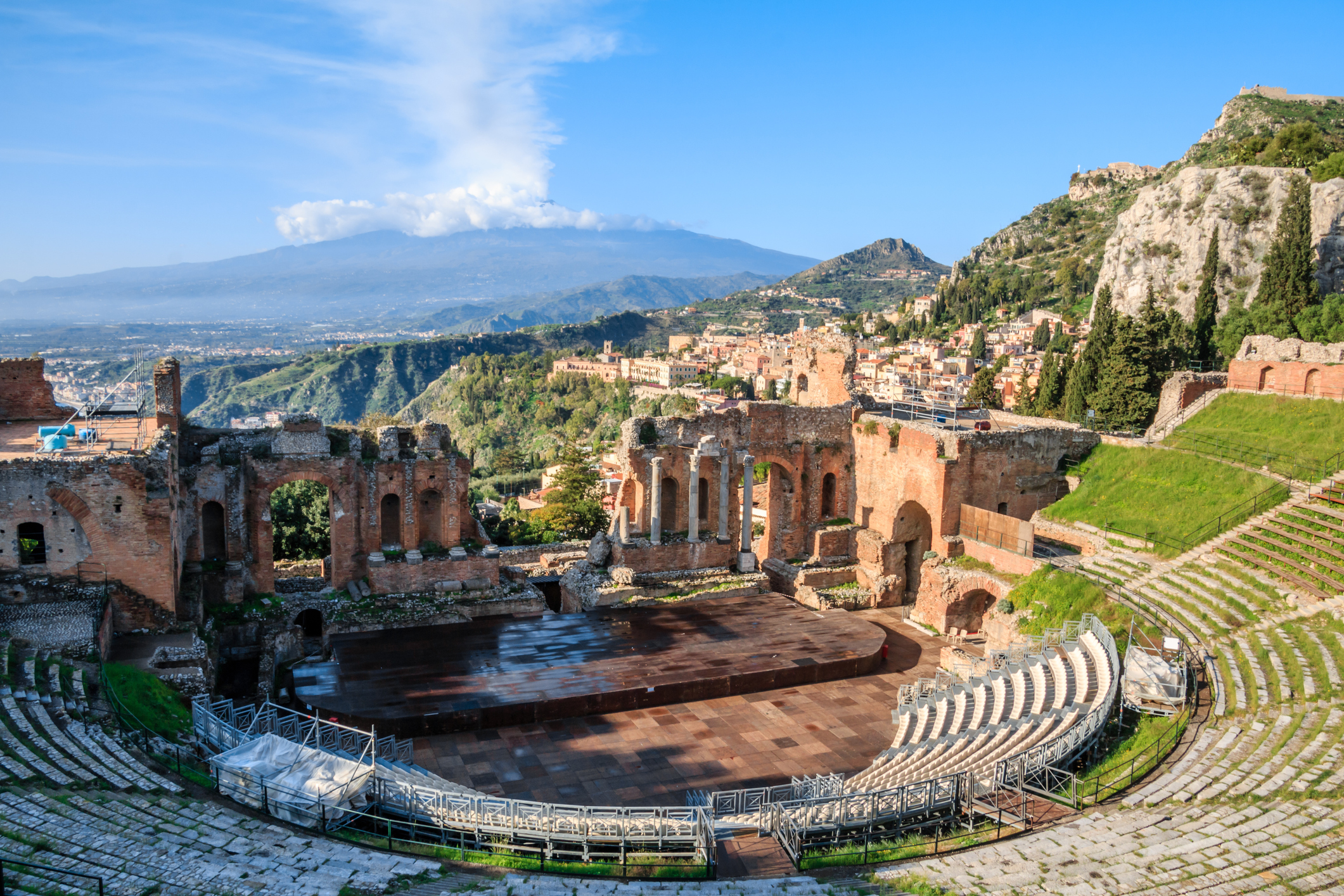 Sicilië is een overweldigende mix van beschavingen. Hier vind je Griekse tempels, Arabische koepels en barokke steden die op de Werelderfgoedlijst van Unesco staan, zoals Taormina.