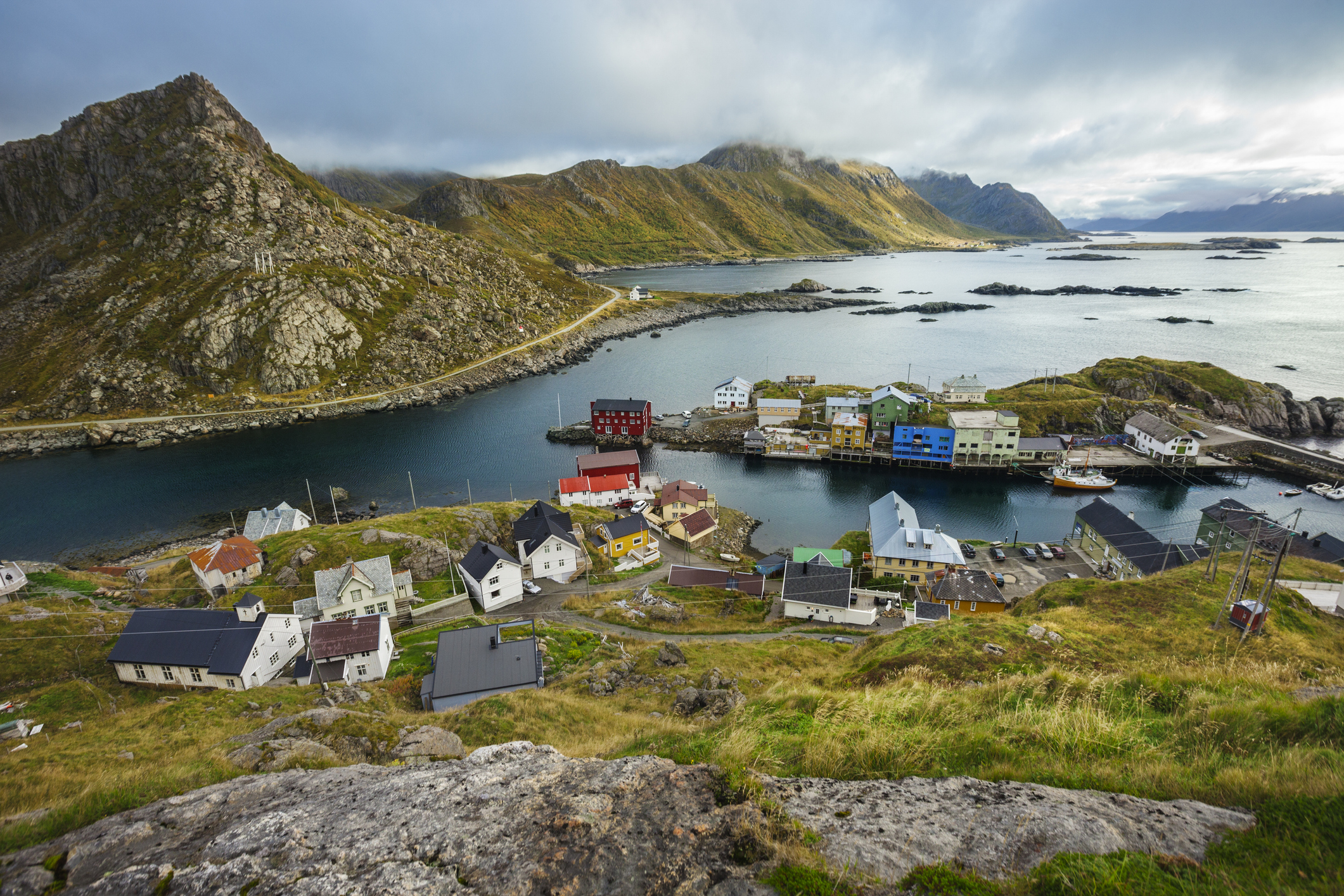 De Vesterålen zijn de wildere, minder gepolijste buren van de Lofoten. Het landschap is minder verticaal, maar de natuur is er minstens zo indrukwekkend. Dit is de enige plek in Noorwegen waar de continentale plaat zo dicht bij de kust komt, waardoor de diepe zeegeulen een overvloed aan voedsel bieden voor walvissen.