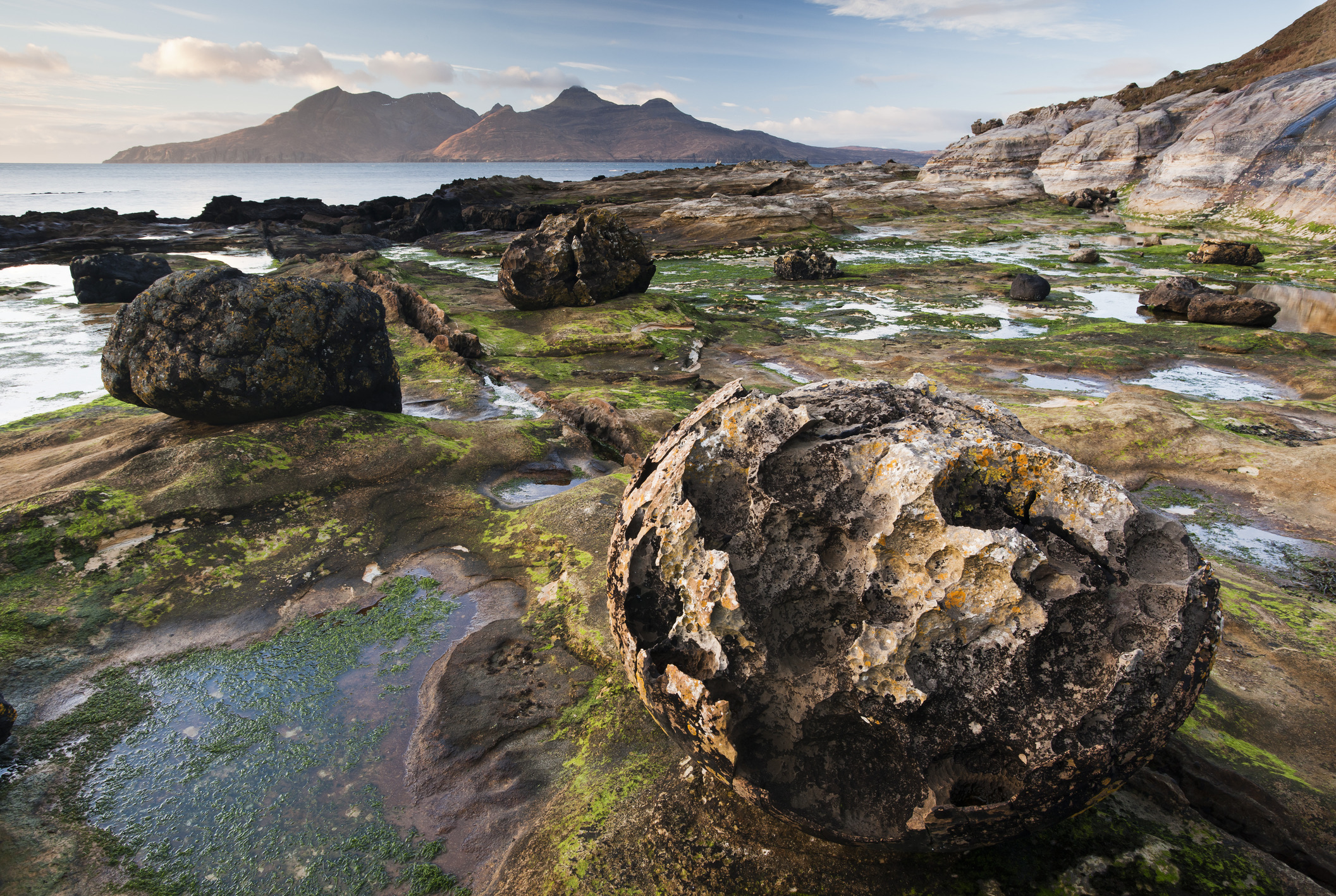 Wie echt weg wil van alles, bezoekt Eigg, Rum, Muck of Canna. Deze eilanden zijn nagenoeg autovrij en elk eiland heeft zijn eigen, eigenzinnige karakter. 