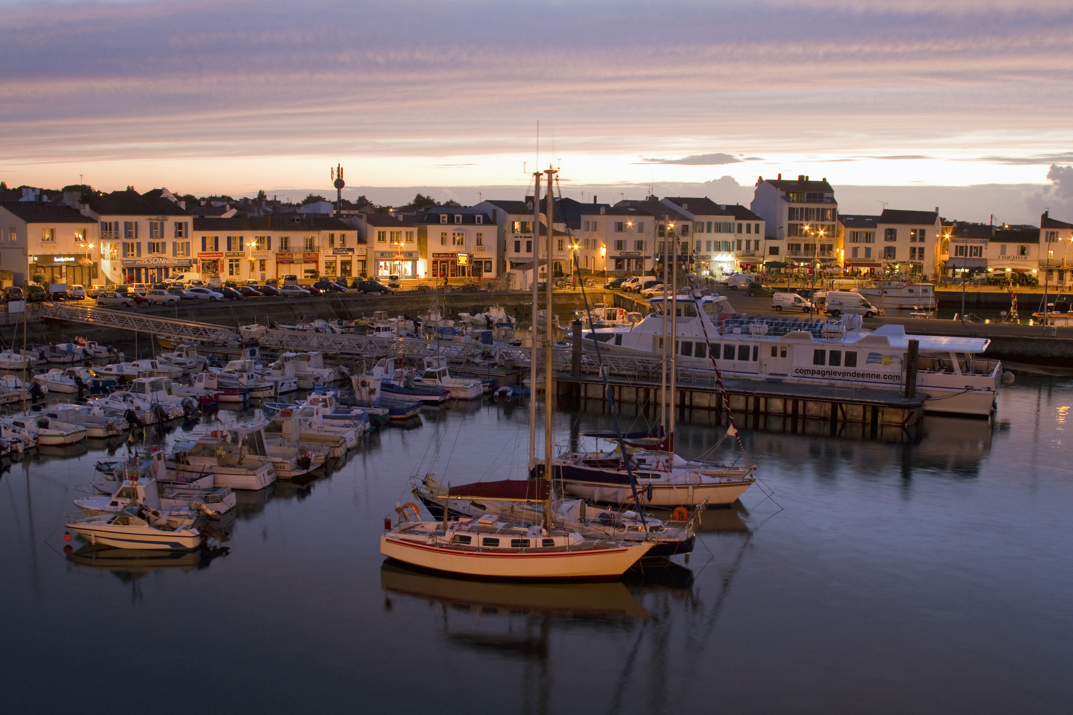 Île d'Yeu is voor velen het best bewaarde geheim van de Atlantische kust. Omdat er geen brug is, heeft het eiland zijn eigenzinnige karakter behouden. De oostkant van het eiland doet met zijn fijne zandstranden denken aan de Vendée, maar de zuidkust (de Côte Sauvage) lijkt met zijn granieten kliffen sprekend op Bretagne. Het is een eiland van vissers, met de levendige haven Port-Joinville als kloppend hart.