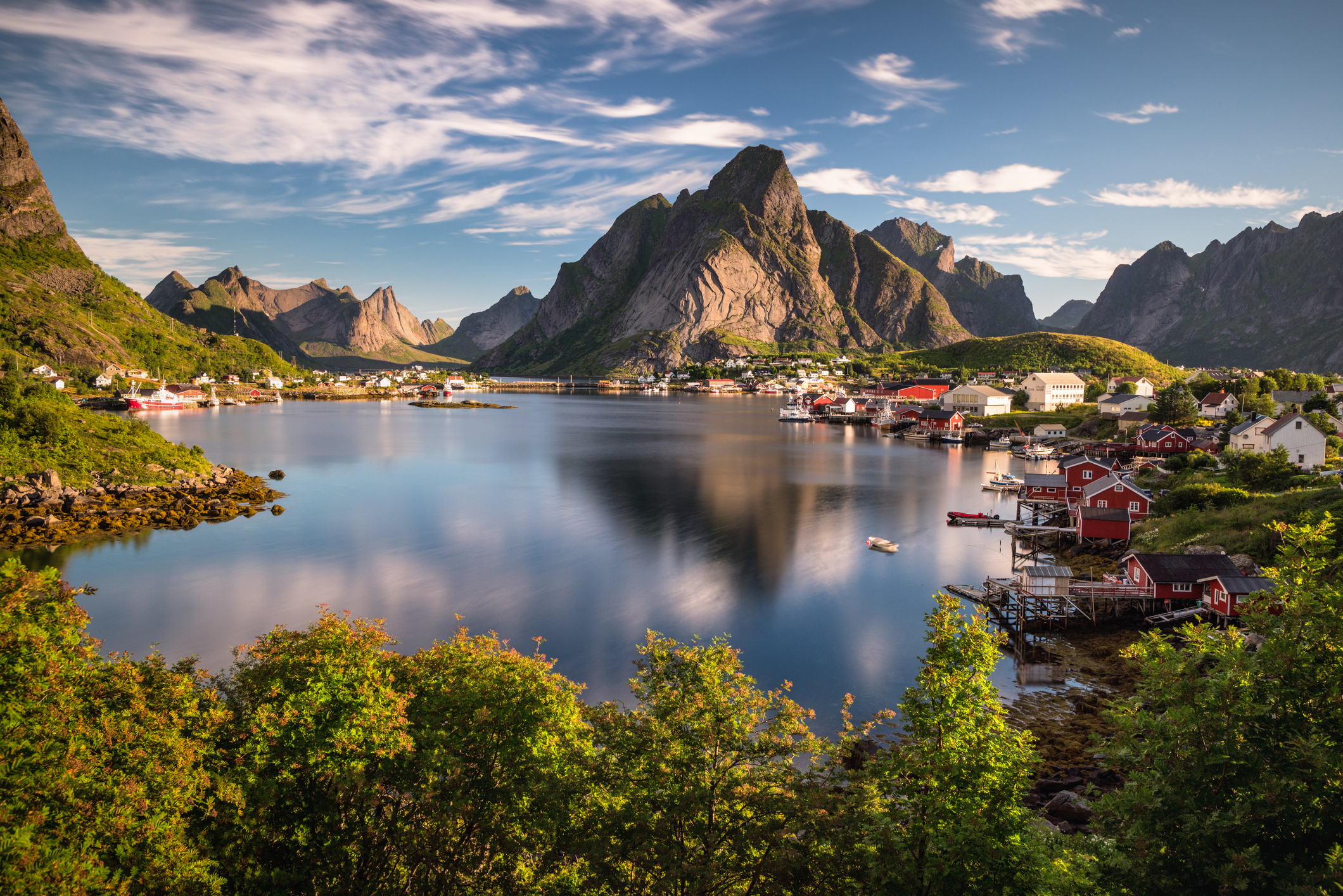 De Lofoten zijn visueel overdonderend. De granieten bergen schieten als messcherpe tanden uit de Vestfjord omhoog. Hier vind je de iconische rode rorbuer (vissershutten) op palen boven het water. Het licht is hier magisch, vooral tijdens de middernachtzon in de zomer of het noorderlicht in de winter.