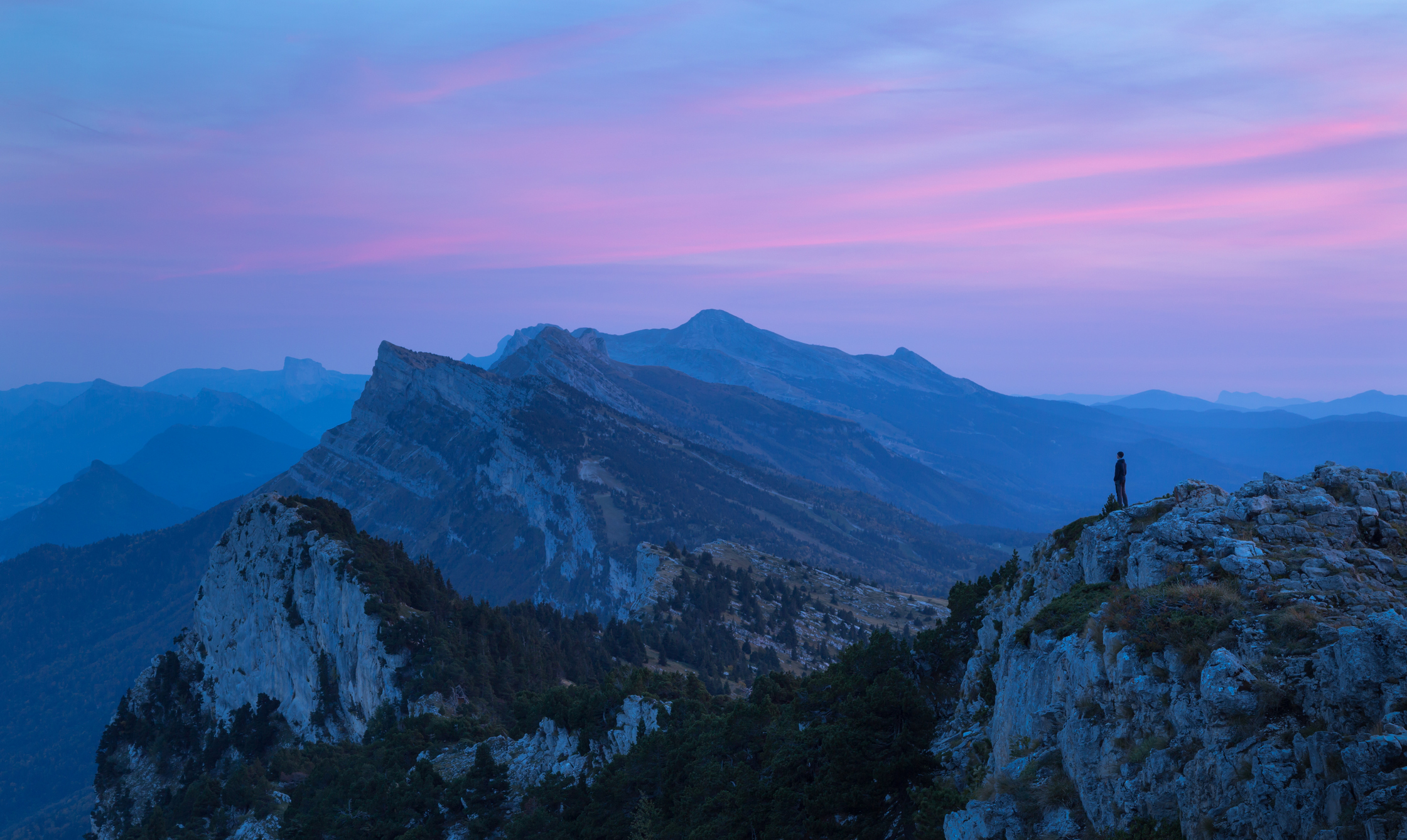 ermijd de Tour du Mont Blanc in het hoogseizoen en kies voor de Vercors. Deze hoogvlakte in de Franse Voor-Alpen biedt ruige kalksteenplateaus, diepe kloven en een stilte die je in de bekende Alpen-regio's zelden nog vindt.