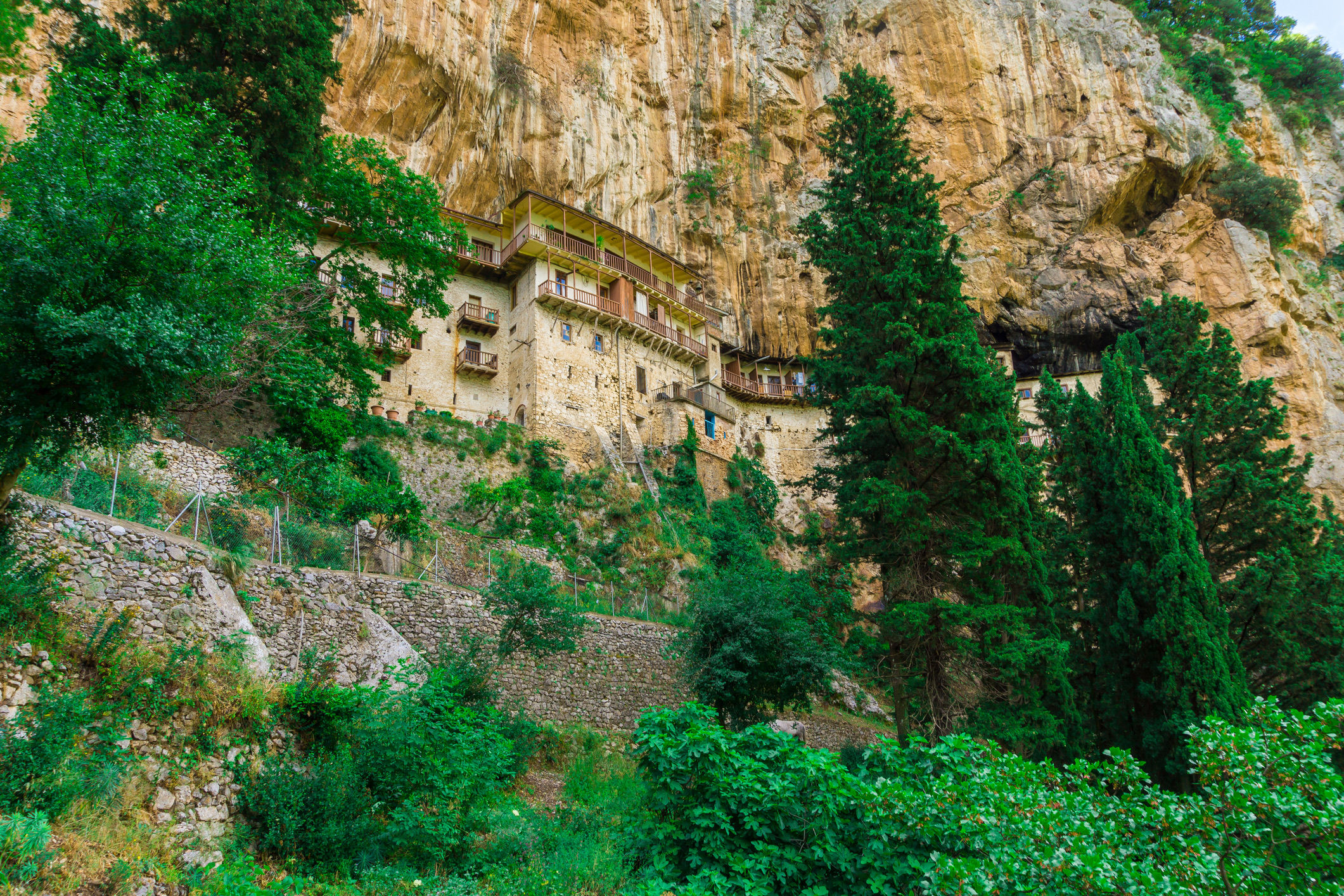 trek naar de Menalon Trail in de afgelegen regio Arcadië. Je wandelt hier door verlaten bergdorpen en langs historische kloosters die als zwaluwnesten tegen de steile rotswanden geplakt zitten.