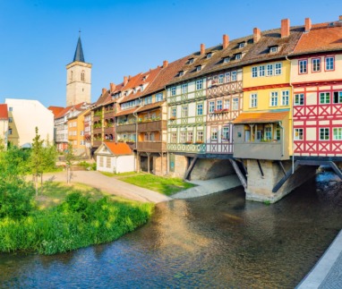 Panoramisch uitzicht op de bewoonde Krämerbrücke met vakwerkhuizen en de Aegidienkirche-toren in Erfurt.
