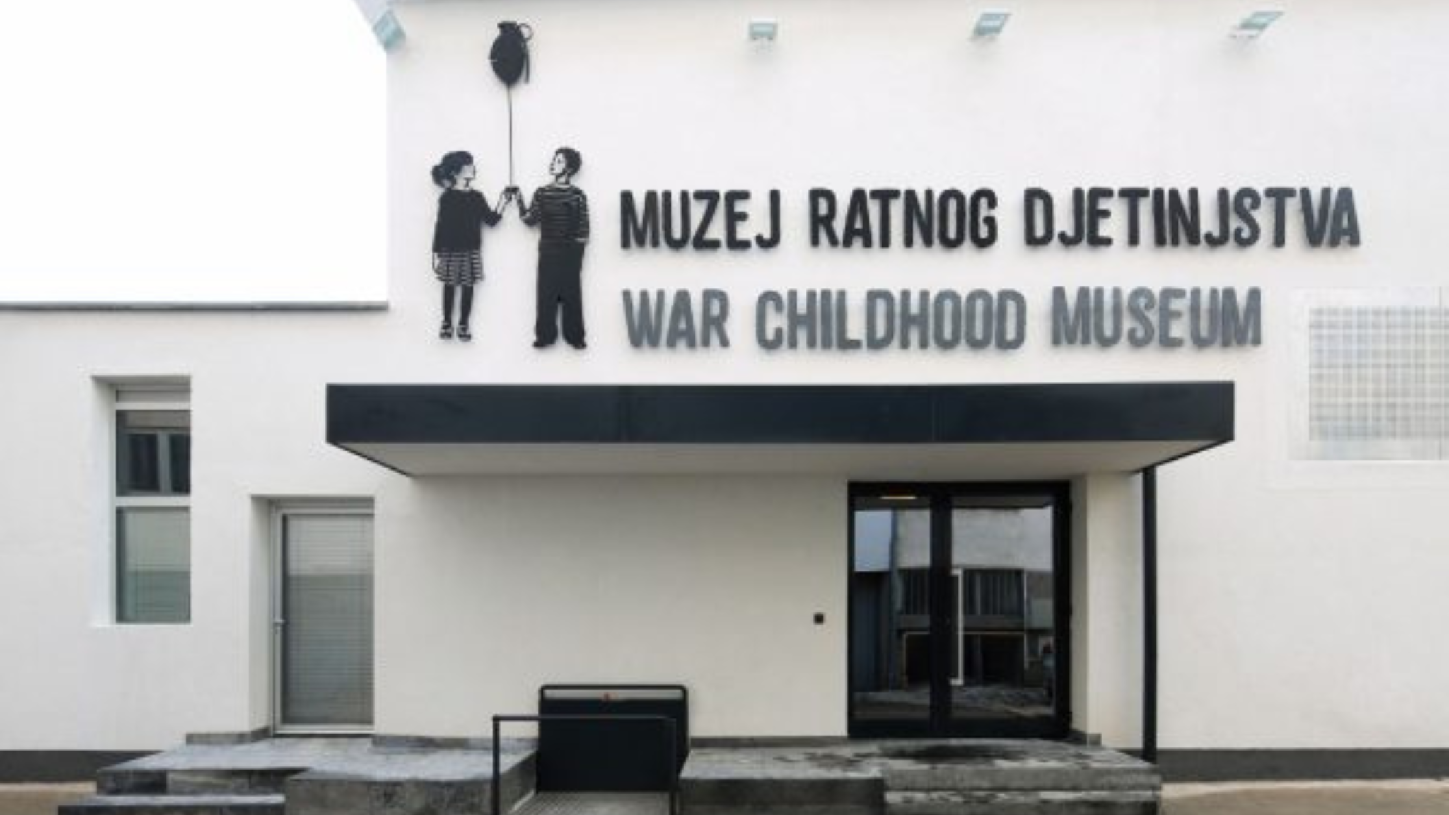 ingang van het War Childhood Museum in Sarajevo met geveltekst
