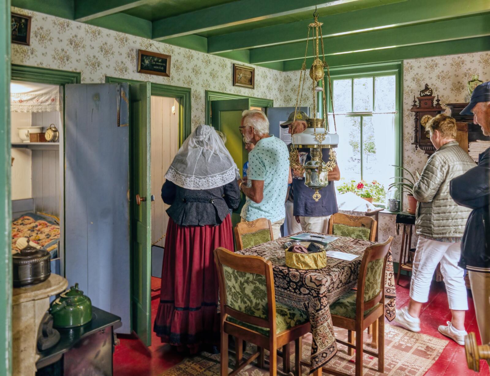 In de vier originele duinboerderijtjes van Openluchtmuseum De Duinhuisjes ervaar je hoe mensen halverwege de negentiende eeuw leefden en werkten op het Zuid-Hollandse eiland Voorne-Putten.