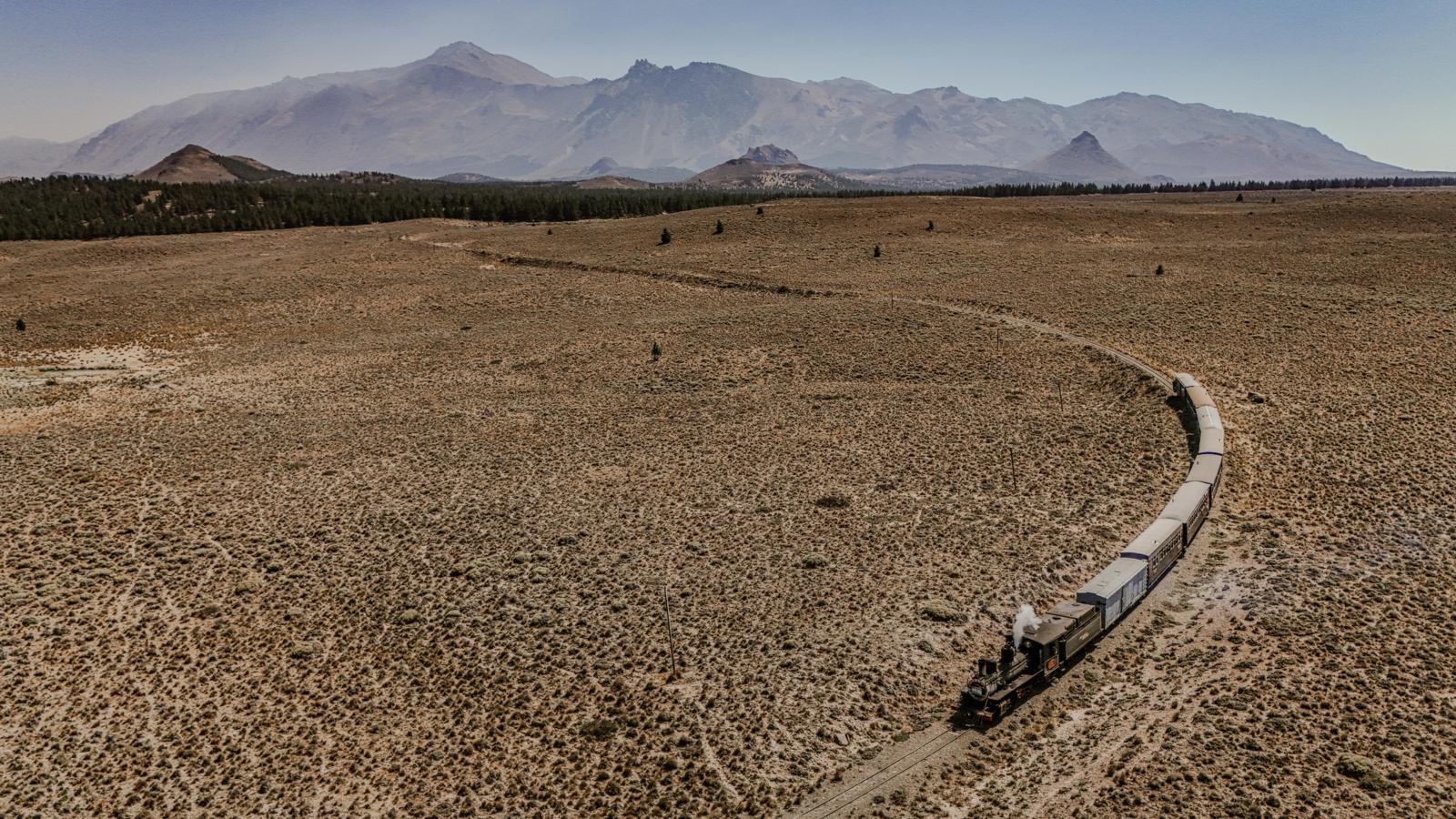 historische stoomtrein La Trochita rijdt door het droge landschap van Chubut in Patagonië