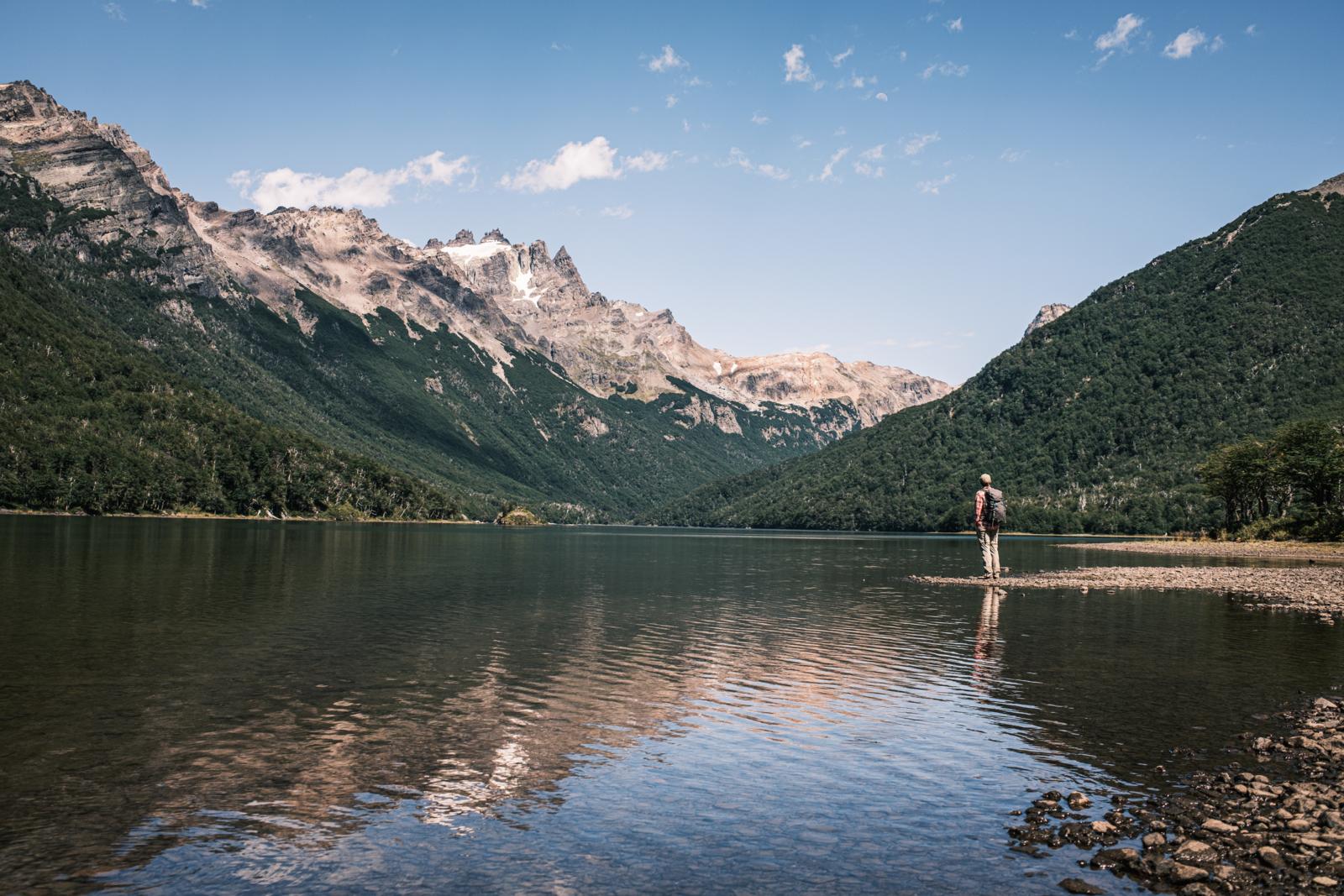 wandelaar aan bergmeer Llyn Bagillt in Chubut in Argentijns Patagonië