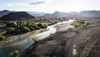 kronkelende rivier en onverharde weg bij Piedra Parada in Chubut, Patagonië