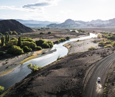 kronkelende rivier en onverharde weg bij Piedra Parada in Chubut, Patagonië
