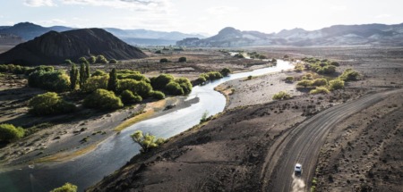 kronkelende rivier en onverharde weg bij Piedra Parada in Chubut, Patagonië
