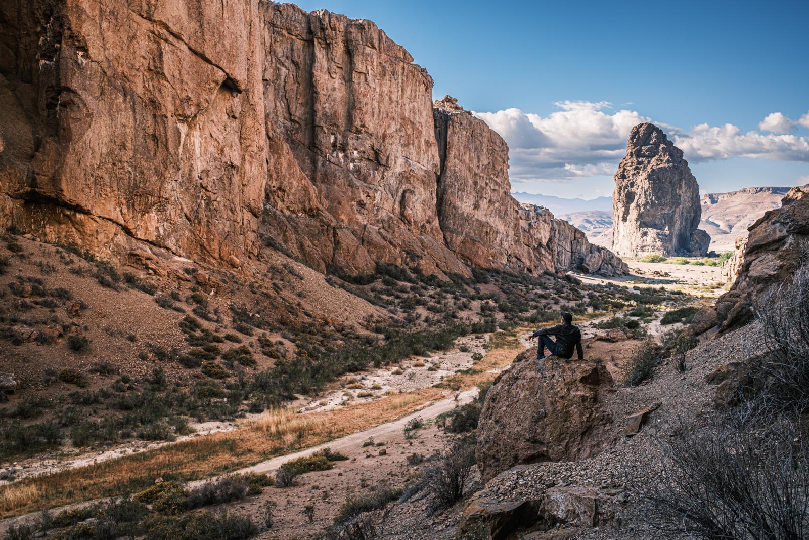 reiziger bij rotsformaties van Piedra Parada in Chubut in Argentijns Patagonië
