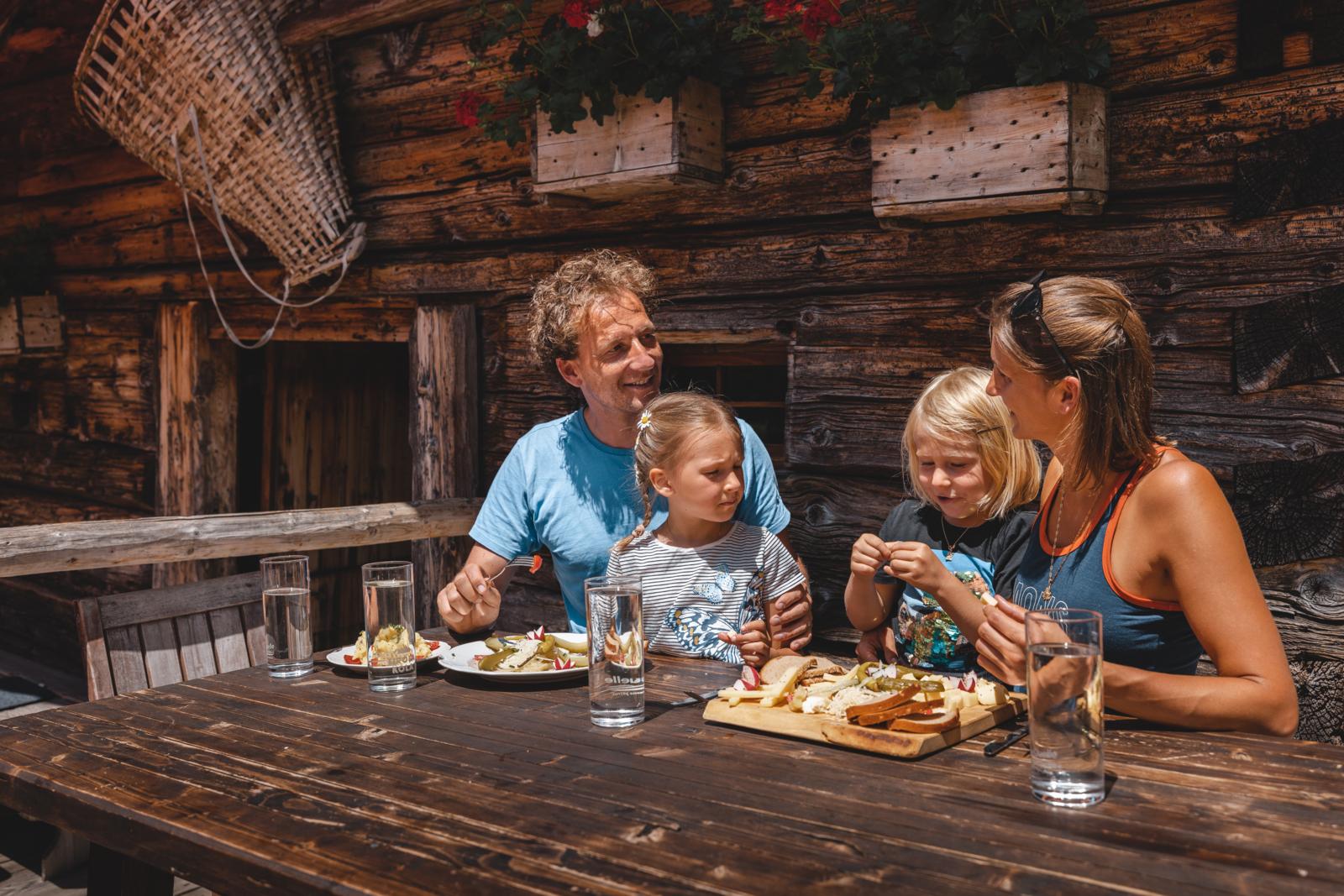 Een Hüttenjause is een koude, hartige snack die bedoeld is om wandelaars snel van nieuwe energie te voorzien.