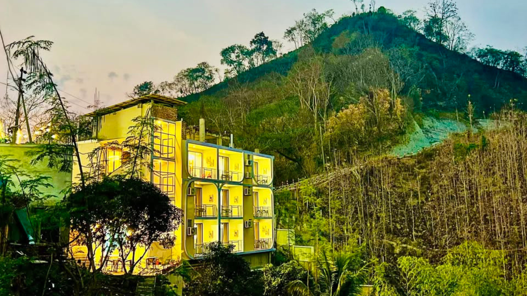 Cloudy Inn hotel tussen groene heuvels in Bangladesh bij avondlicht