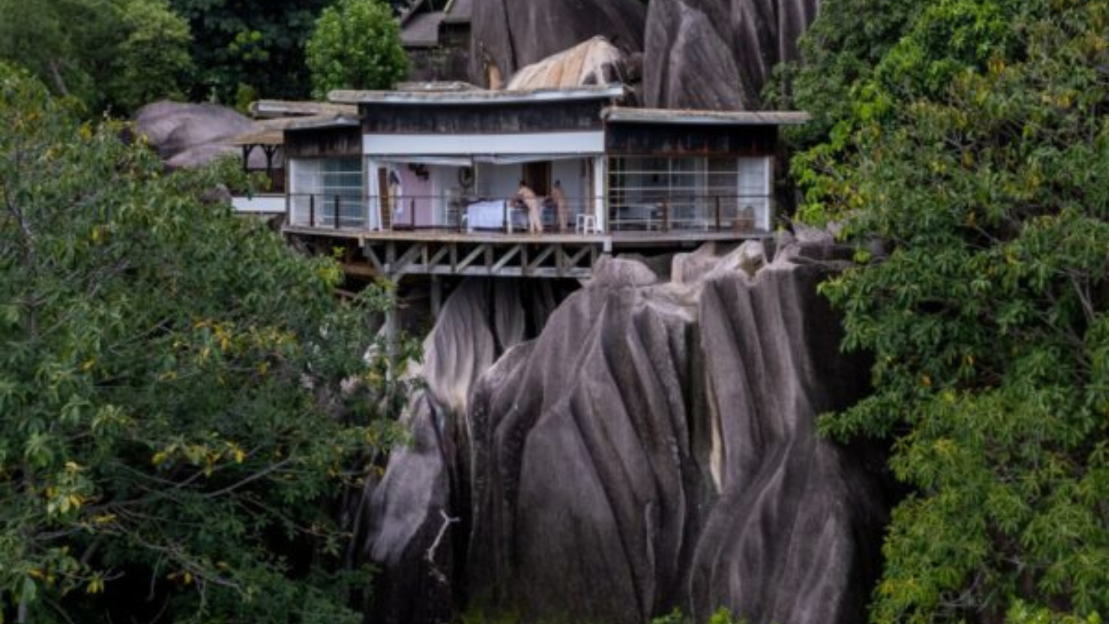 Luxe villa van Le Domaine de L’Orangeraie tussen granietrotsen en tropisch groen op La Digue in de Seychellen