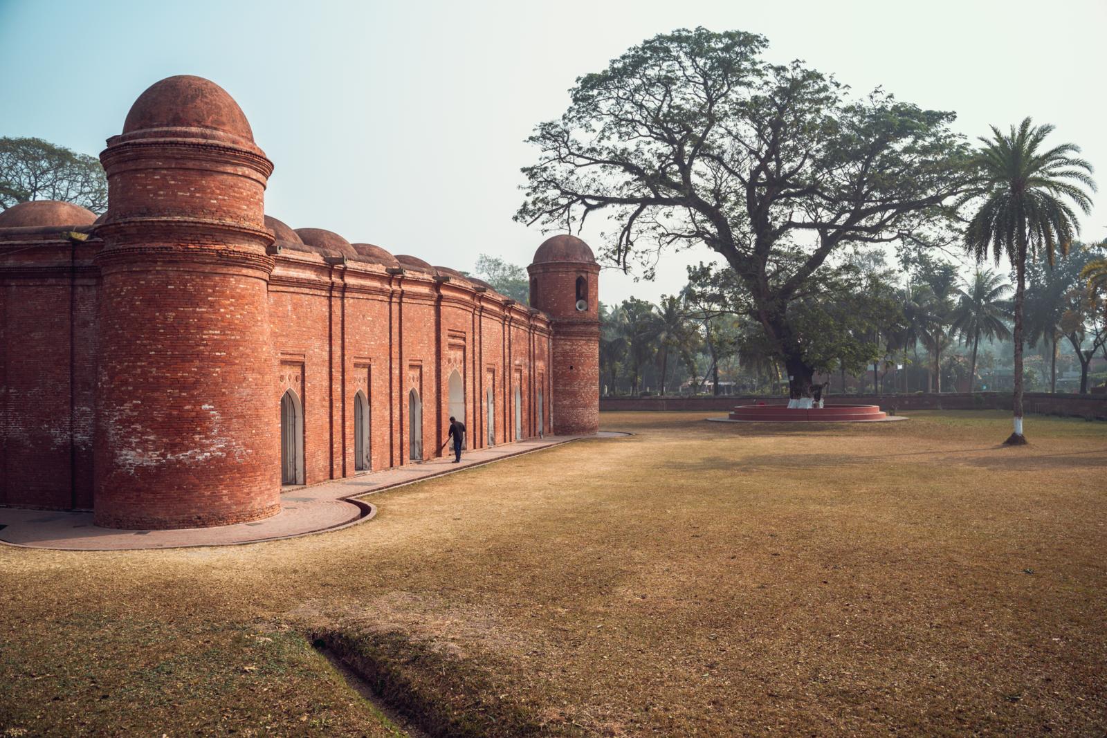 historische bakstenen moskee in Bagerhat, Bangladesh