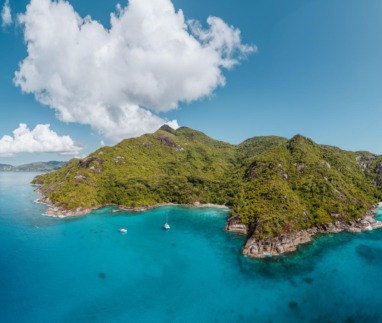 Luchtfoto van de turquoise baai en groene heuvels rond Anse Major op Mahé in de Seychellen
