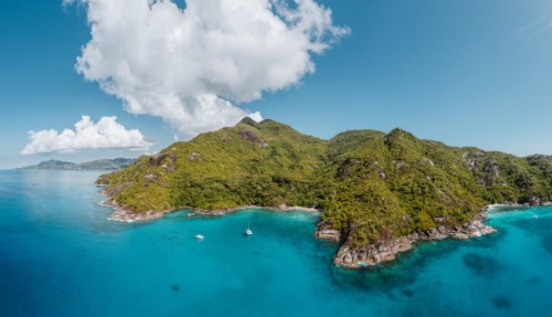Luchtfoto van de turquoise baai en groene heuvels rond Anse Major op Mahé in de Seychellen