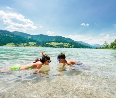 Kinderen snorkelen in de Weissensee, Oostenrijk