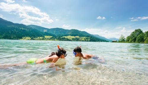 Kinderen snorkelen in de Weissensee, Oostenrijk