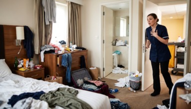 Schoonmaakster in hotel schrikt van de achtergelaten rommel