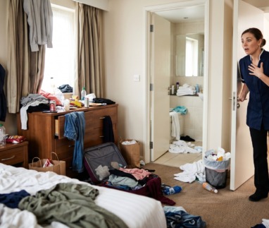 Schoonmaakster in hotel schrikt van de achtergelaten rommel