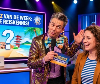 Quizmaster speelt met deelnemer de Columbus travel reisquiz van de week