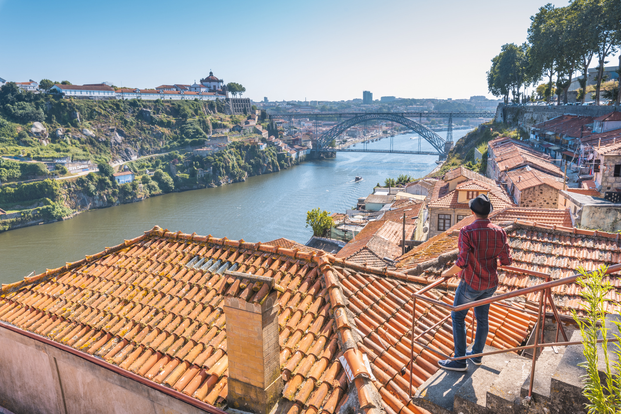 Porto doet niet onder voor welke Europese sprookjesstad dan ook, maar dan zonder de overweldigende toeristenmassa’s. Net als Lissabon is Porto gebouwd op steile hellingen langs het water.