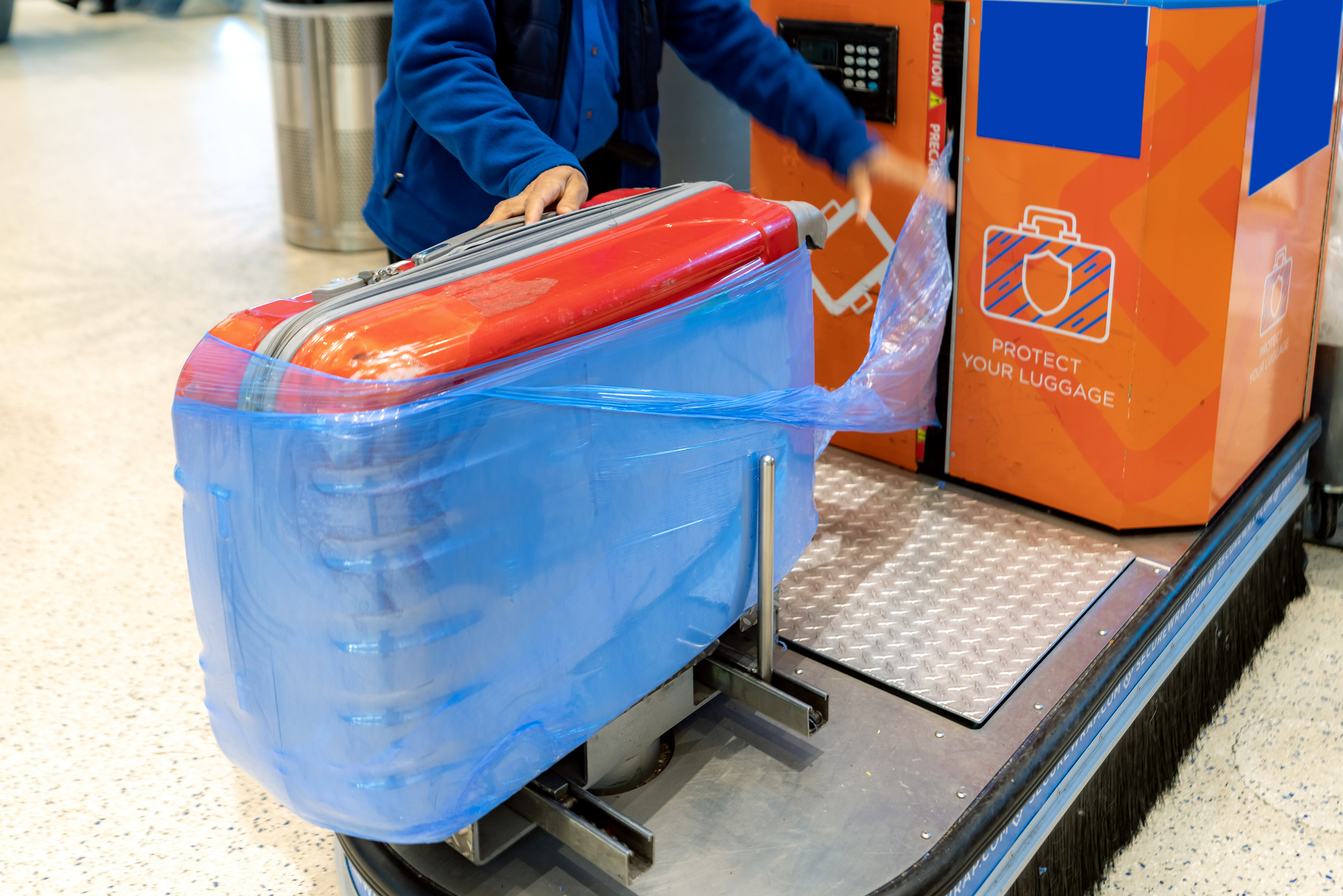 Op vliegvelden zie je ook geregeld machines die koffers voor een fors bedrag in meters plastic hullen. Dit wikkelen is effectief tegen krassen, vuil of lekkende vloeistoffen uit tassen van medereizigers, en het houdt je koffer ook bij elkaar als de rits het begeeft. Maar voor de veiligheid doet het weinig: een douanier snijdt het plastic in één beweging open als de koffer gecontroleerd moet worden. 