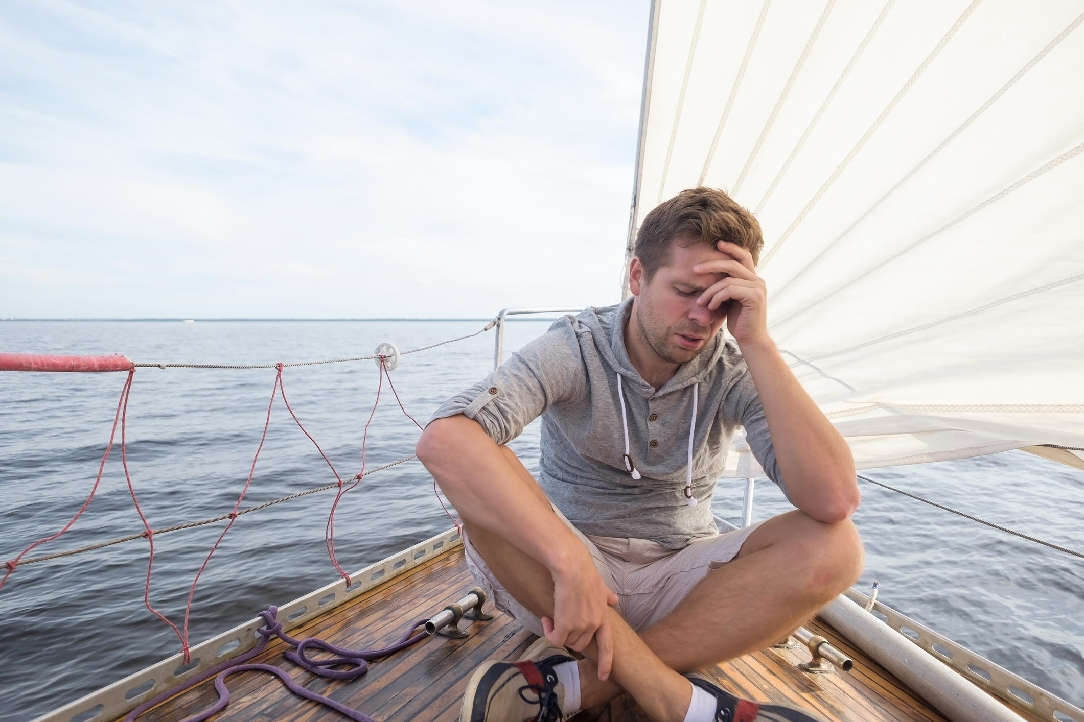 De bewegingen van een schip zijn het minst heftig rond het zwaartepunt van de boot. Kies daarom een plek in het midden van het schip, zo dicht mogelijk bij de waterlijn. 