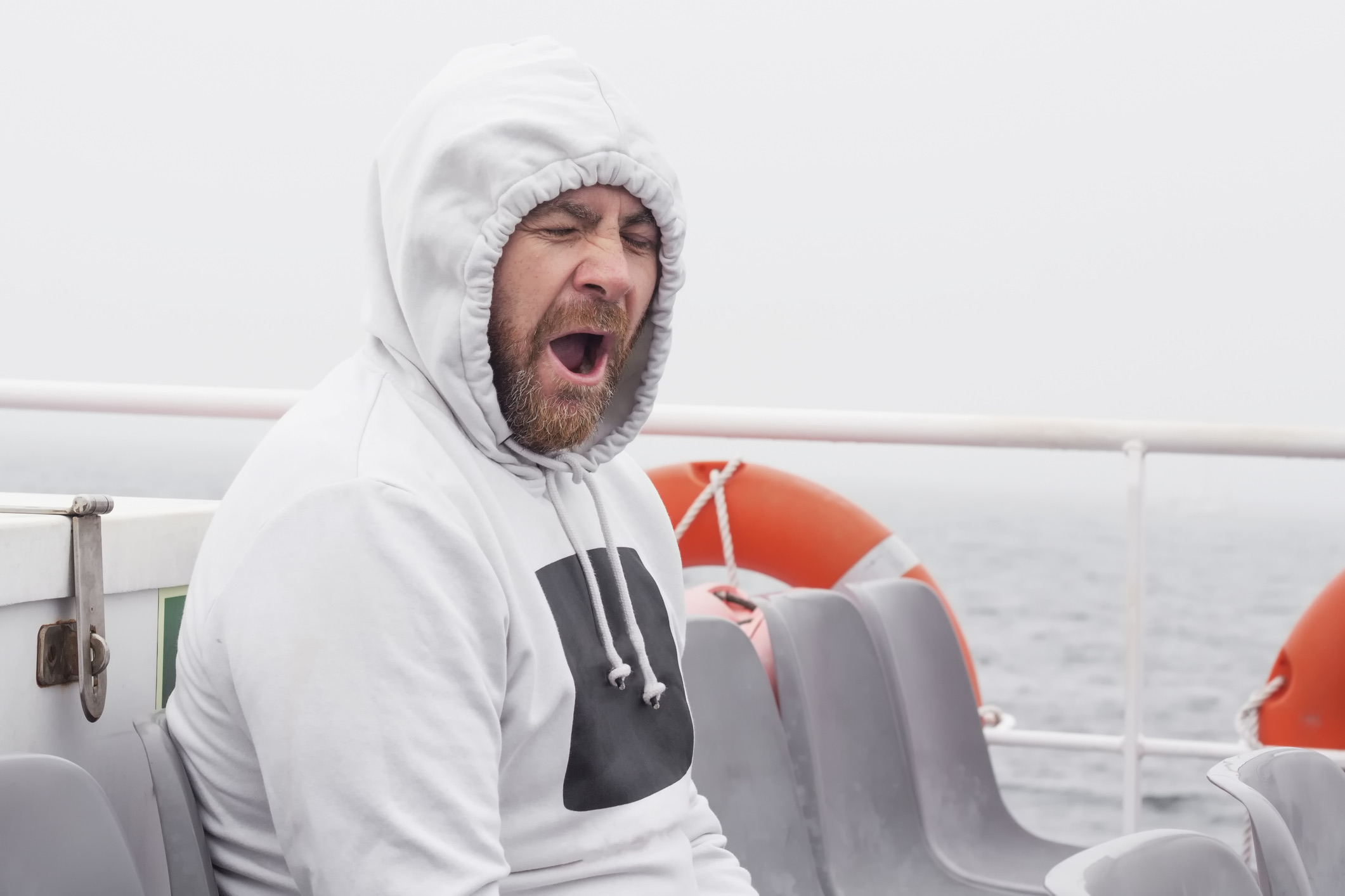 Geregeld begint zeeziekte met veelvuldig gapen, koud zweet en een futloos gevoel, waarna al snel hevige misselijkheid, duizeligheid en braken volgen. 