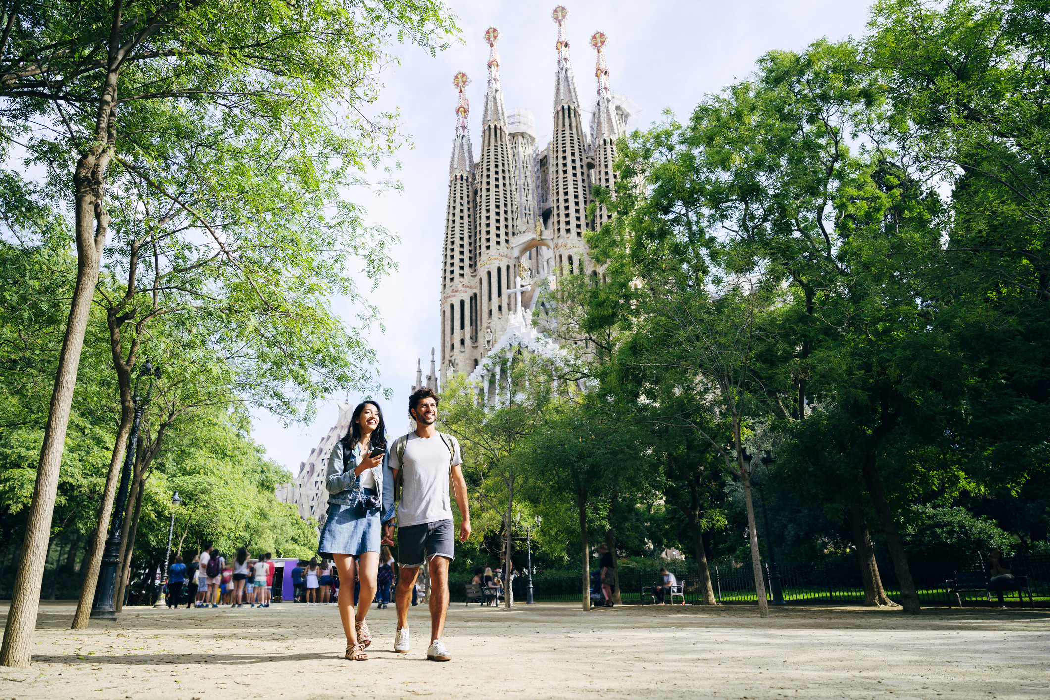 Barcelona combineert Catalaans modernisme met een onstuitbare mediterrane sfeer. De opzet van de stad, en dan met name de gotische wijk (Barri Gòtic) en de beroemde boulevard Las Ramblas, is gemaakt om te voet te verkennen.