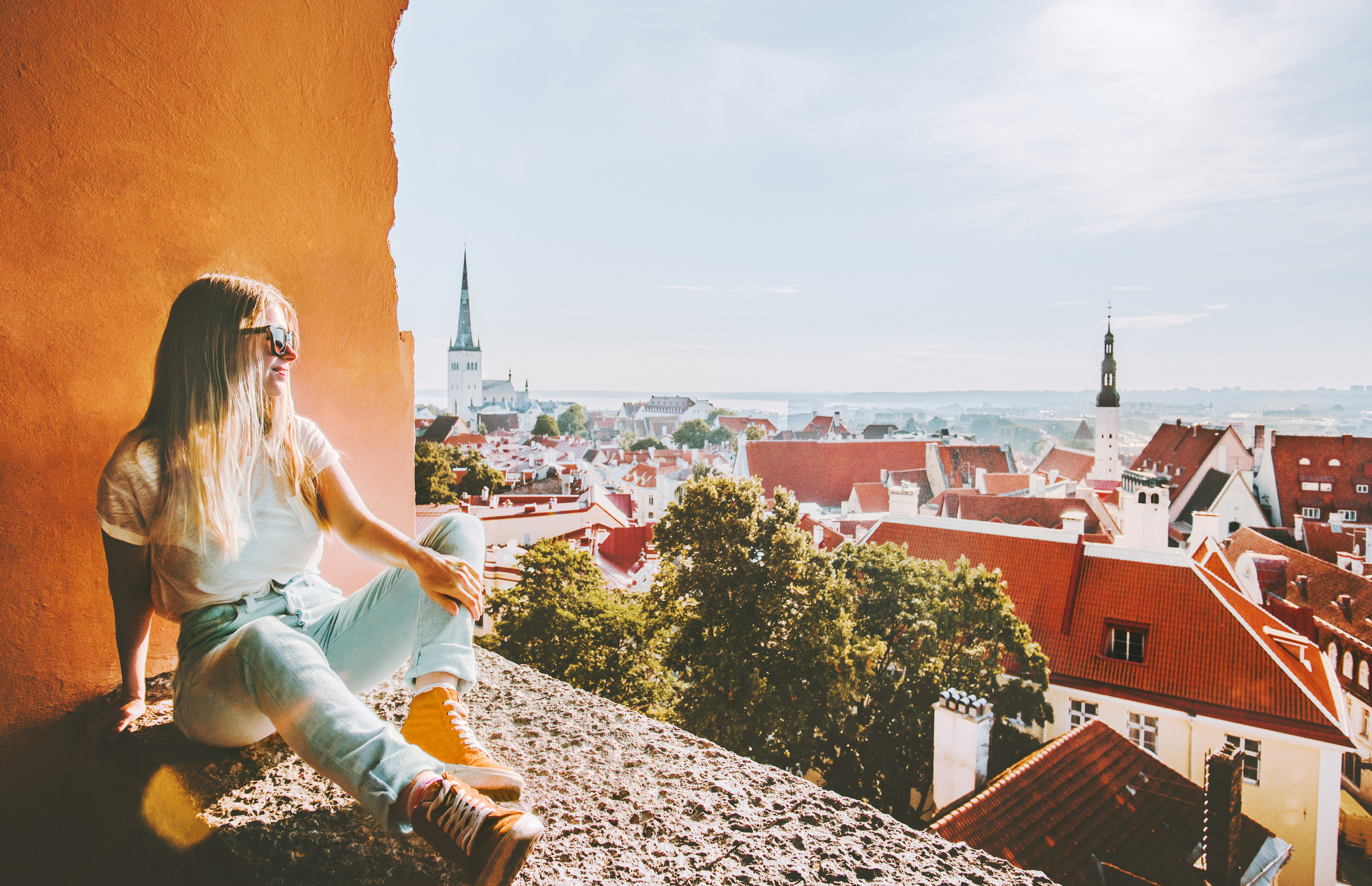 Vrouw die de bezienswaardigheden van Tallinn bekijkt  vakanties in Estland reizen lifestyle toeriste die ontspant bij een uitkijkpunt in de oude binnenstad luchtfoto architectuur